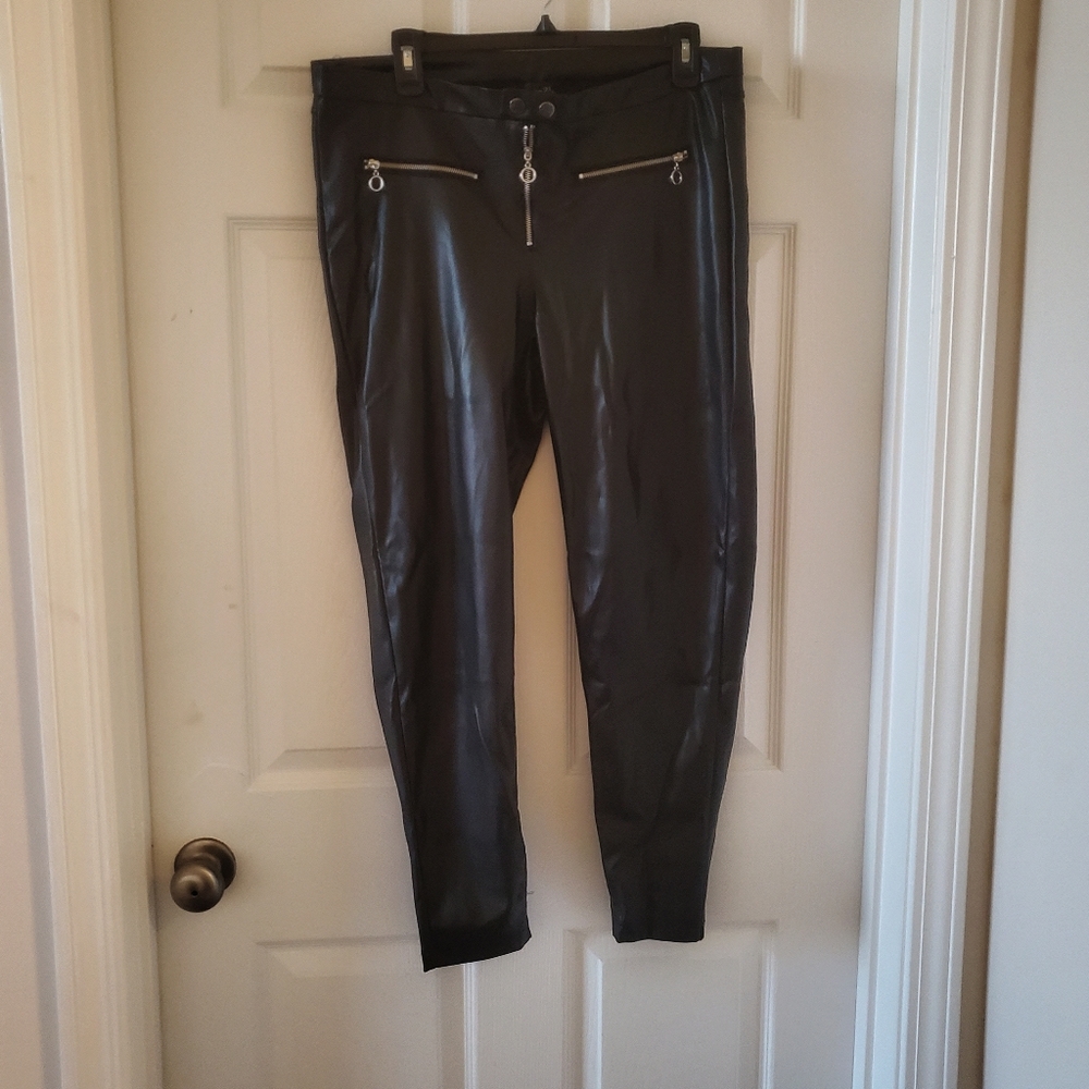 Black Faux Leather Rue 21 Cropped Pant, Large